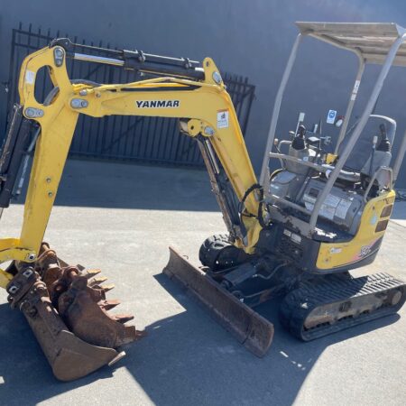 Yanmar 1.7 ton mini excavator / digger with three buckets